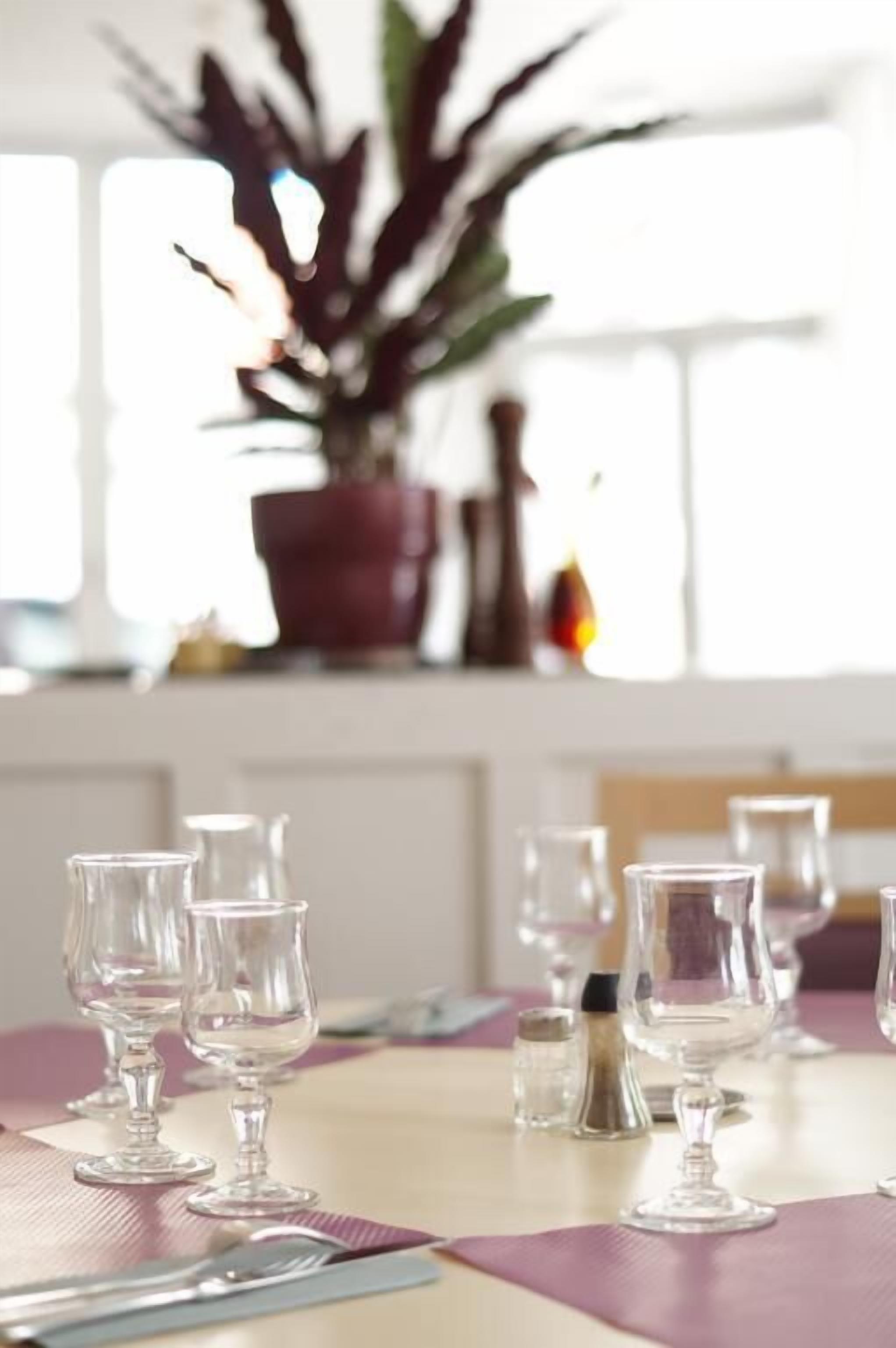 供应早餐和午餐