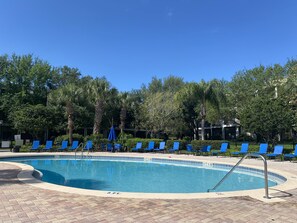 Una piscina al aire libre, una piscina climatizada, tumbonas