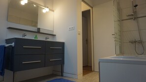 Badewanne, Seife, Toilettenpapier