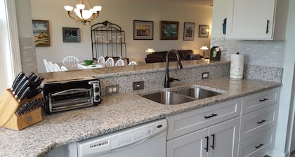 Amplio primer piso Mirage Condo, ¡Mira! Se admiten mascotas también.