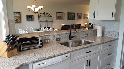 Amplio primer piso Mirage Condo, ¡Mira! Se admiten mascotas también.