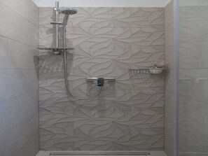 Apartment (2 Bedroom Apt with Balcony n Sea View) | Badezimmer | Dusche, Handtücher, Seife, Toilettenpapier