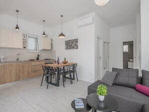 Apartment (2 Bedroom Apt with Balcony n Sea View) | Wohnzimmer | 25-Zoll-Fernseher mit Satellitenempfang
