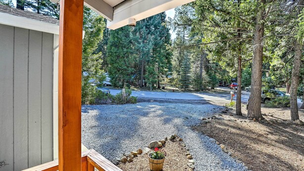 A wooden deck with a gravel path leading to a forested area. - Base Camp Lassen Home 13 Mi to Volcanic Nat'l Park (Shingletown)
