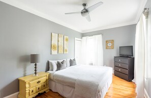 1 slaapkamer, een strijkplank/strijkijzer, gratis wifi, beddengoed