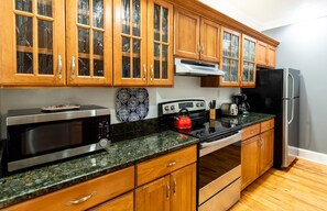 Een koelkast, een magnetron, een oven, een kookplaat