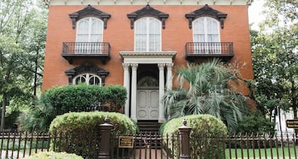 Historic Charming Cottage with King Bed for Two by Lucky Savannah