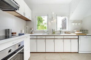 Een koelkast, een magnetron, een oven, een kookplaat