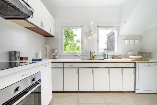 Een koelkast, een magnetron, een oven, een kookplaat