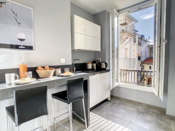 Fridge, microwave, oven, coffee/tea maker