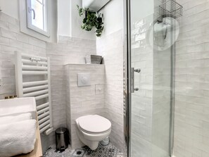 Shower, free toiletries, hair dryer