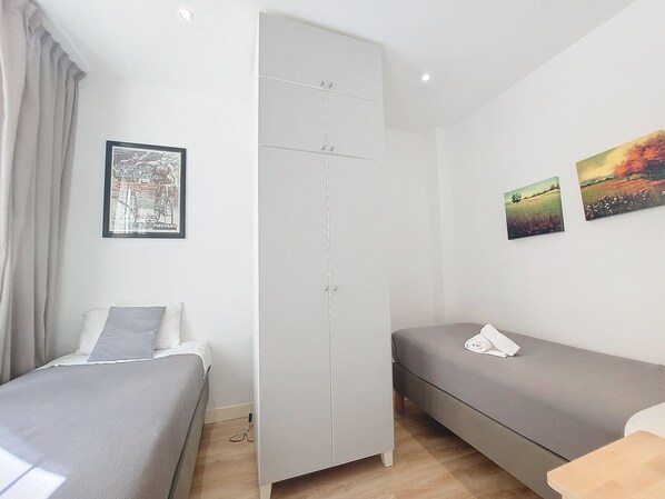 1 chambre, fer et planche à repasser