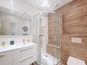 シャワー、バスアメニティ (無料)、ヘアドライヤー