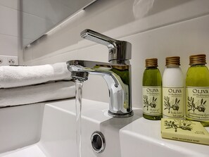 Douche, articles de toilette gratuits, sèche-cheveux