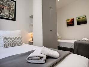 1 室のベッドルーム、アイロン / アイロン台