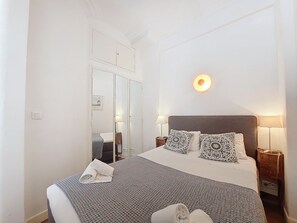 1 habitación y tabla de planchar con plancha