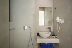 Ensemble baignoire-douche, séchoir à cheveux, serviettes fournies