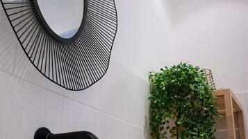 Articles de toilette gratuits, sĂšche-cheveux, serviettes fournies