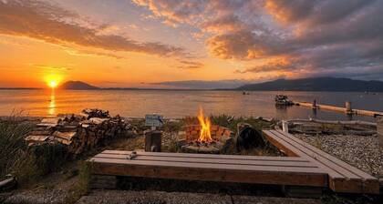 Waterfront home w / yksityinen takka, veneen käynnistäminen, poiju ja 2 pyörää Samish Islandilla