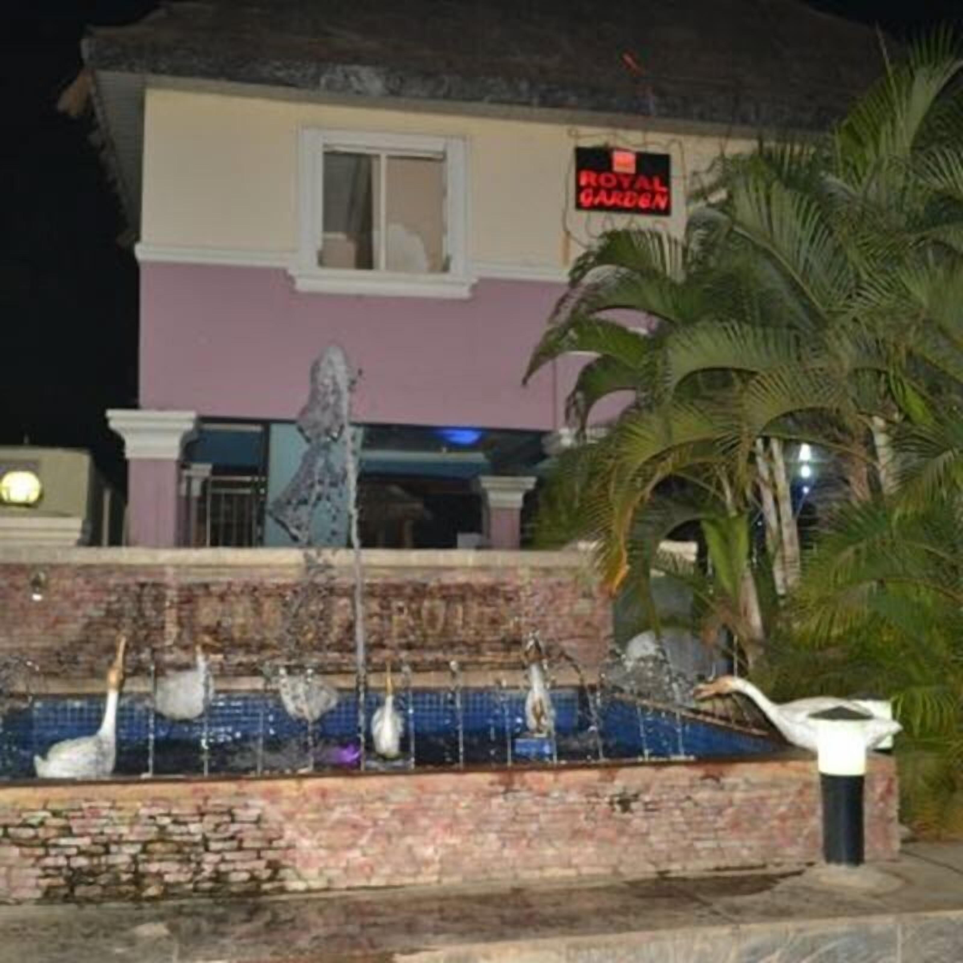 Hồ bơi ngoài trời