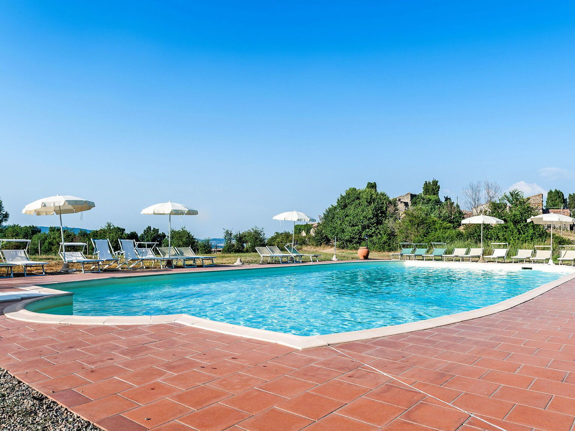 Wasser, Himmel, Pflanze, Eigentum, Schwimmbad, Baum, Azurblau, Rechteck, Gartenmöbel, Regenschirm