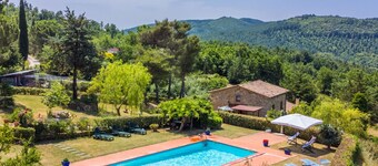 Smuk lejlighed for 8 gæster med pool, WIFI, TV, gårdhave og kæledyr tilladt