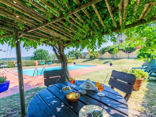 Cosy apartment for 12 guests with pool, WIFI, A/C, TV, patio and pets allowed