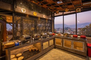 每日供應自助早餐 (費用另計)
