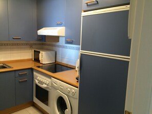 Frigorífico, microondas, horno y placa de cocina