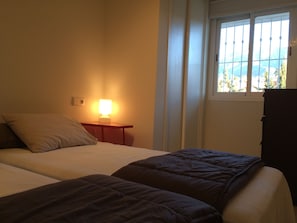 1 dormitorio, tabla de planchar con plancha, wifi y ropa de cama