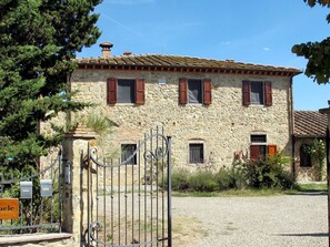Exterior - Wonderful  villa for 3 people with WIFI, TV, terrace, pets allowed and panoramic view (Poggibonsi)