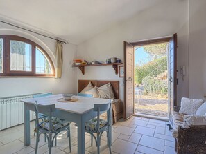 Dining - Wonderful  villa for 3 people with WIFI, TV, terrace, pets allowed and panoramic view (Poggibonsi)