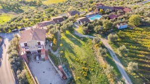 Une propriété rurale dotée d’une piscine, de bâtiments en pierre et de vignes.