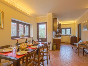 Dining - Cosy apartment in villa with pool, WIFI, A/C, TV, terrace, pets allowed and panoramic view (Rietine)