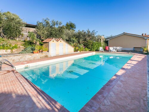 Nice apartment in villa for 6 guests with WIFI, pool, TV, terrace, pets allowed and panoramic view