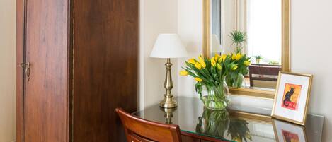 1 habitación, tabla de planchar con plancha, wifi y ropa de cama