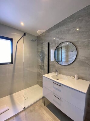 Een douche, een haardroger, handdoeken, zeep