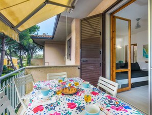 Outdoor dining - Nice apartment for 6 guests with WIFI, TV and balcony (Rosignano Solvay-castiglioncello)