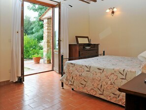 1 bedroom, travel cot, free WiFi