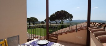 Nice apartment in villa for 4 people with pool, WIFI, TV, terrace and pets allowed