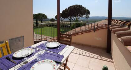 Nice apartment in villa for 4 people with pool, WIFI, TV, terrace and pets allowed