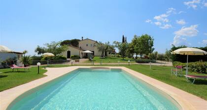 Joli appartement dans une maison de vacances avec WIFI, piscine, TV, terrasse, animaux admis