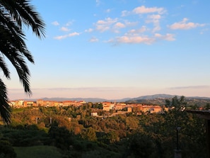 A panoramic view of a town with buildings, hills, and a clear sky. - Beautiful apartment for 4 guests with pool, TV, terrace and pets allowed (Riparbella)