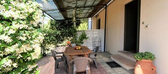 Cosy apartment in villa with WIFI, pool, TV, patio, pets allowed, panoramic view and parking