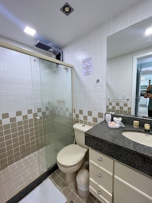 Apartment | Bathroom | Shower, free toiletries, hair dryer, bidet - Apartamento Porto Real Pegasus (Mangaratiba)