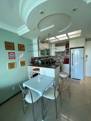 Apartment | Private kitchen | Fridge, microwave, toaster, highchair - Apartamento Porto Real Pegasus (Mangaratiba)