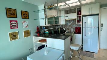 Apartamento | Cozinha privada | Geladeira, micro-ondas, torradeira, cadeirão de bebê