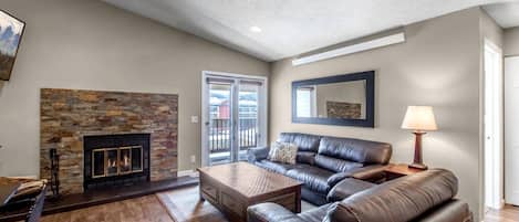 Smart TV, lareira, pebolim, livros