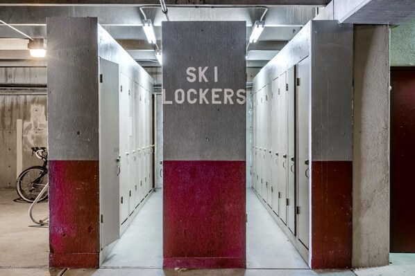 Una fila de casilleros con un cartel que dice 'SKI LOCKERS'.
