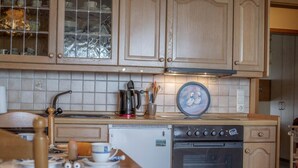Coffee/tea maker, fridge, stovetop, dishwasher